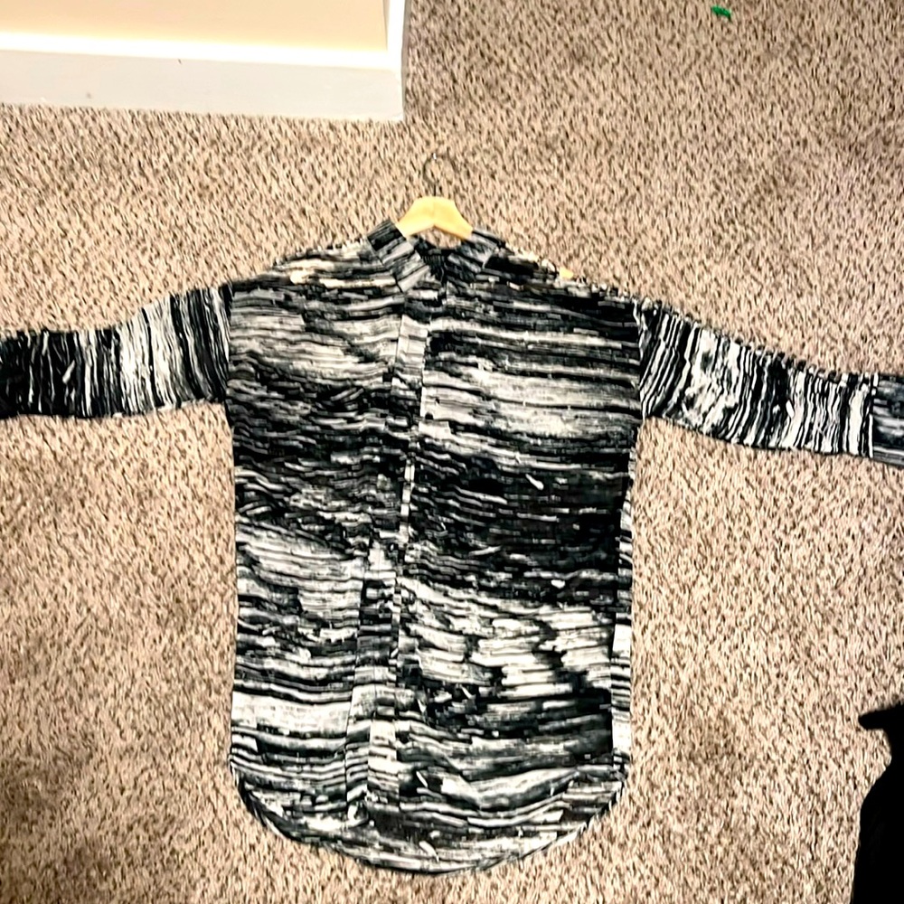Killer shirt dress/tunic with sleeve cutouts. Very cool 😎